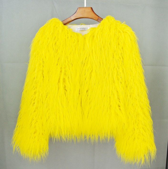 Leuchtend gelbe Kunstpelzjacke auf Holzkleiderbügel, modisch und auffällig. Perfekt für trendige Outfits und stilvolle Akzente.