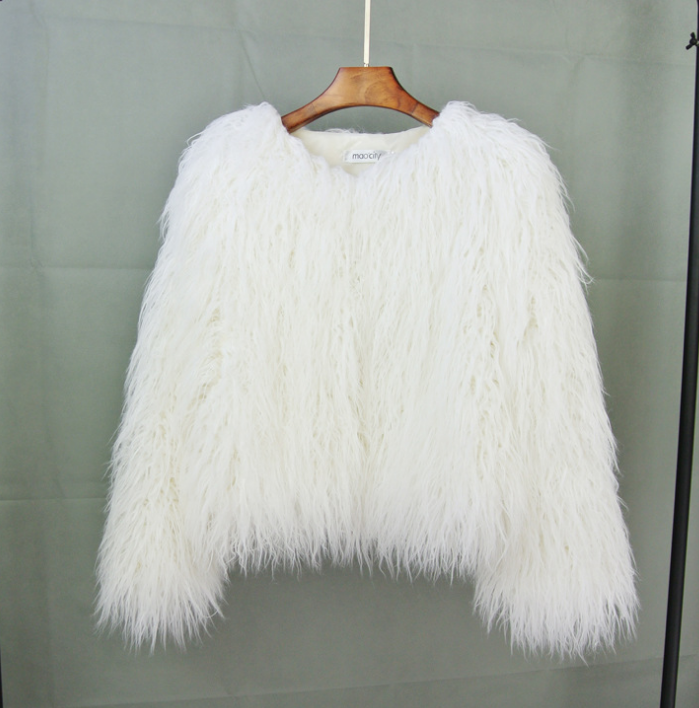 Weiße Kunstpelzjacke auf Holzkleiderbügel, luxuriös und modisch, ideal für Wintermode, Damenbekleidung, stilvolles Design, warm und elegant.