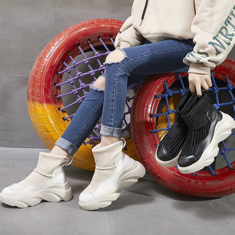 Damen Sneaker mit dicker Sohle, gestricktem Obermaterial und modernem Design. Perfekt für Streetwear und Freizeitmode. Trendige Schuhe 2023.