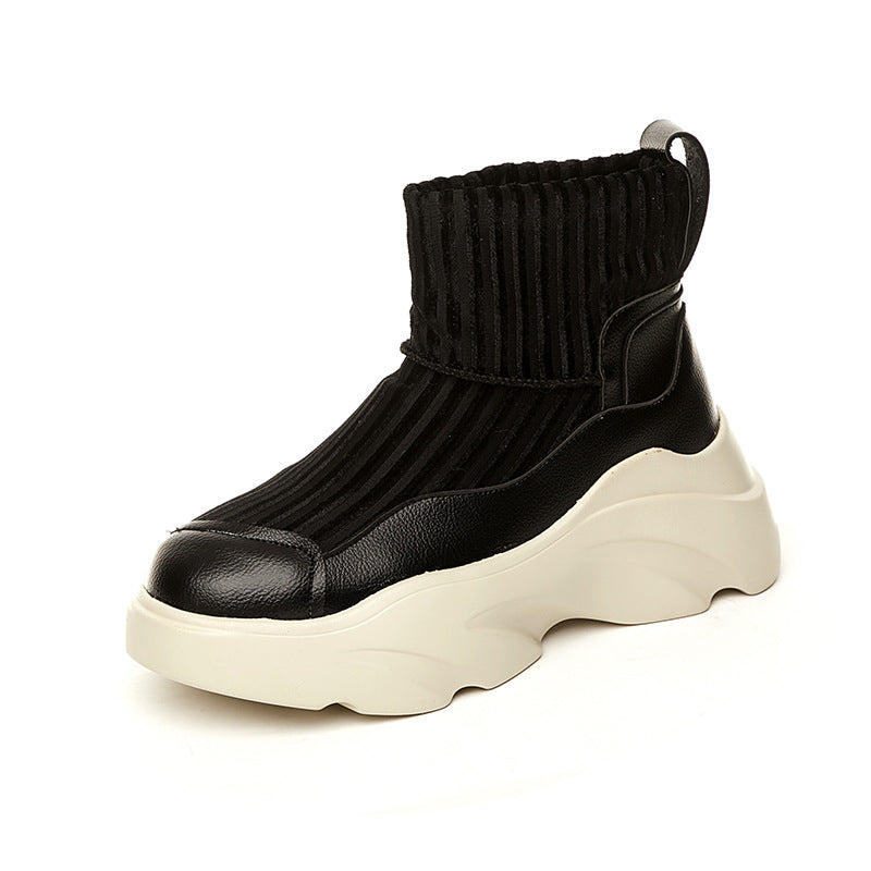 Schwarzer Sneaker-Stiefel mit dicker, weißer Sohle, gestricktem Schaft und modernem Design. Ideal für trendige, bequeme Alltagslooks.