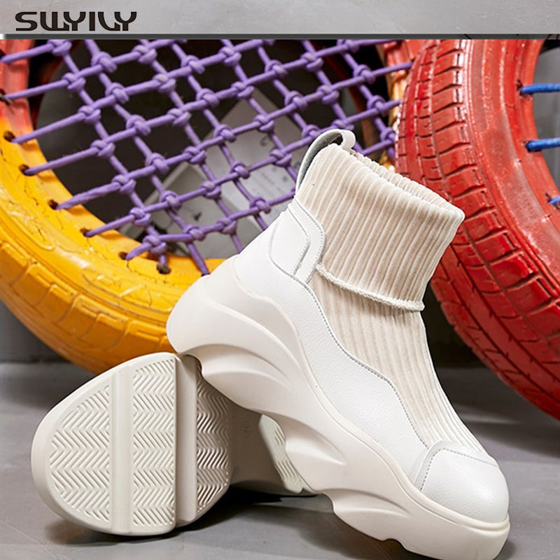 Weiße Sneaker-Stiefelette mit dicker Sohle, gestricktem Schaft und modernem Design. Perfekt für trendige Streetwear-Looks und urbanen Stil.