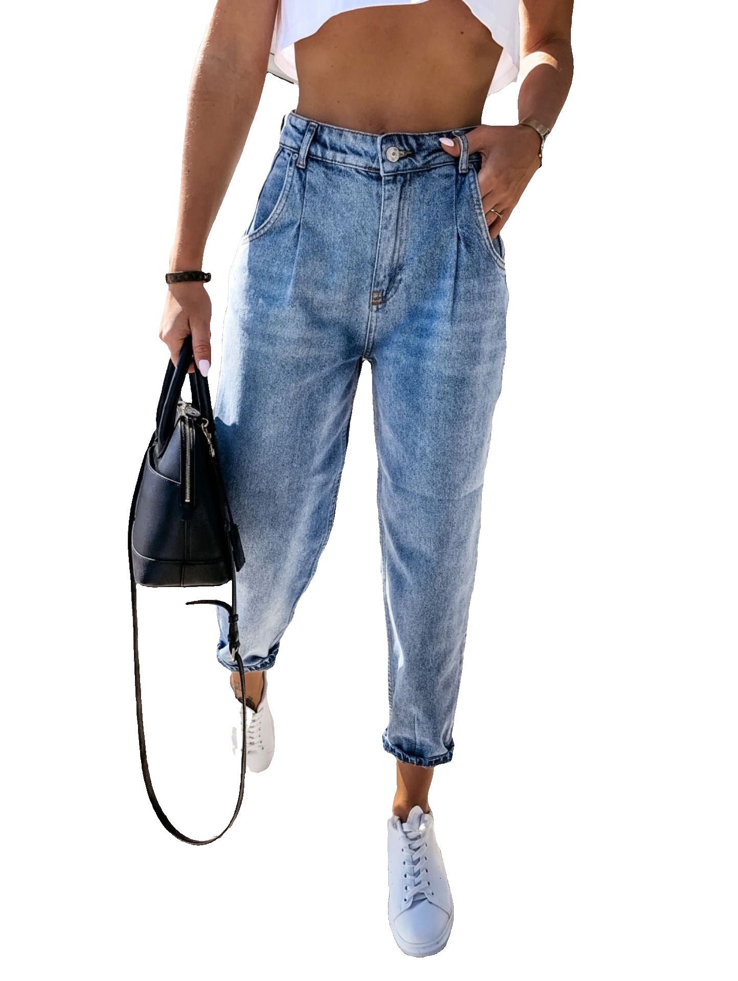 Damen-High-Waist-Jeans in hellblauer Waschung, kombiniert mit weißem Crop-Top und Sneakers. Modetrend, lässiger Stil, Streetwear-Look.