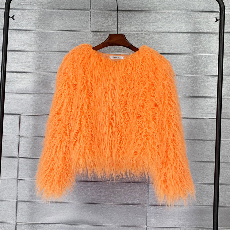 Leuchtend orangefarbener Kunstpelzmantel, flauschig und modisch, ideal für trendige Herbst- und Winteroutfits. Perfekt für stilvolle Akzente.