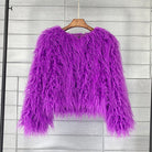 Lila Kunstpelzjacke, flauschig und modisch, ideal für trendige Winteroutfits. Perfekt für stilvolle Akzente und warme Eleganz.