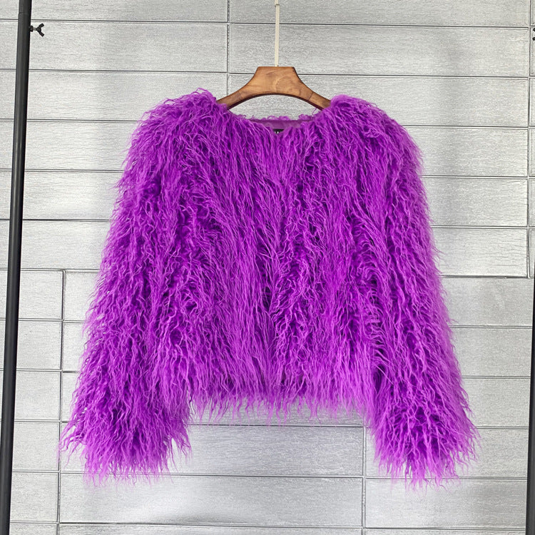 Lila Kunstpelzjacke, flauschig und modisch, ideal für trendige Winteroutfits. Perfekt für stilvolle Akzente und warme Eleganz.