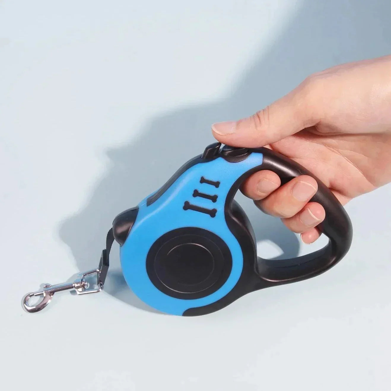 Blaue ausziehbare Hundeleine, ergonomischer Griff, robustes Design, für Spaziergänge.