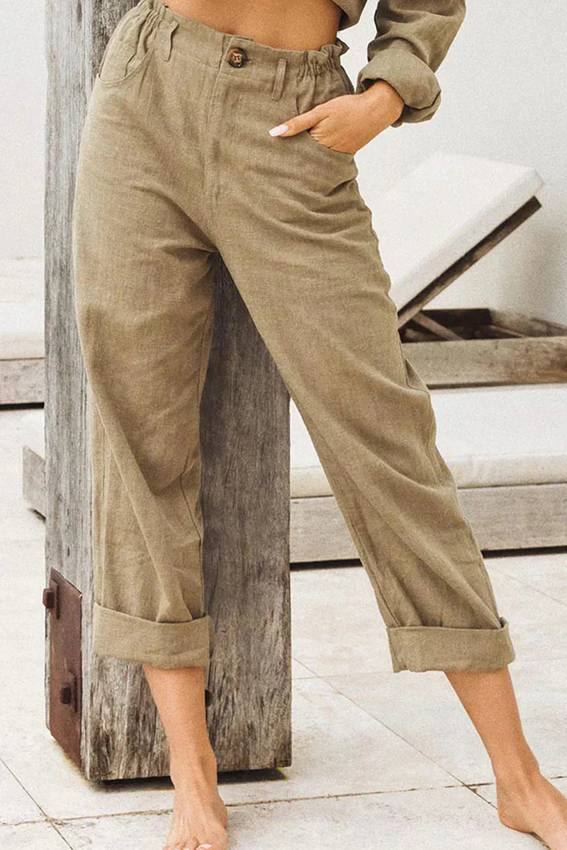 Damenhose aus Leinen in Beige, lässiger Stil, hoch tailliert, mit umgeschlagenen Beinen. Perfekt für Sommermode und Freizeitoutfits.