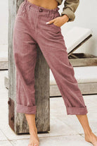Damenhose in Altrosa, lässig geschnitten, mit umgeschlagenen Hosenbeinen. Perfekt für Freizeitmode und Sommeroutfits. Bequem und stilvoll.