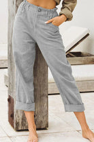 Graue Leinenhose Damen, lässig und bequem, ideal für Sommermode. Perfekt kombinierbar, vielseitig einsetzbar für Freizeit und Strand.