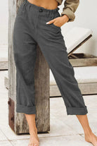 Damenhose aus Leinen in Dunkelgrau, lässiger Stil, hoch tailliert, mit umgeschlagenen Beinen. Perfekt für Sommermode und Freizeitoutfits.