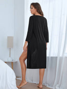 Schwarzes Nachthemd Damen, langärmelig, bequem, aus weichem Stoff. Perfekt für Nachtwäsche, stilvoll und elegant. Ideal für erholsamen Schlaf.
