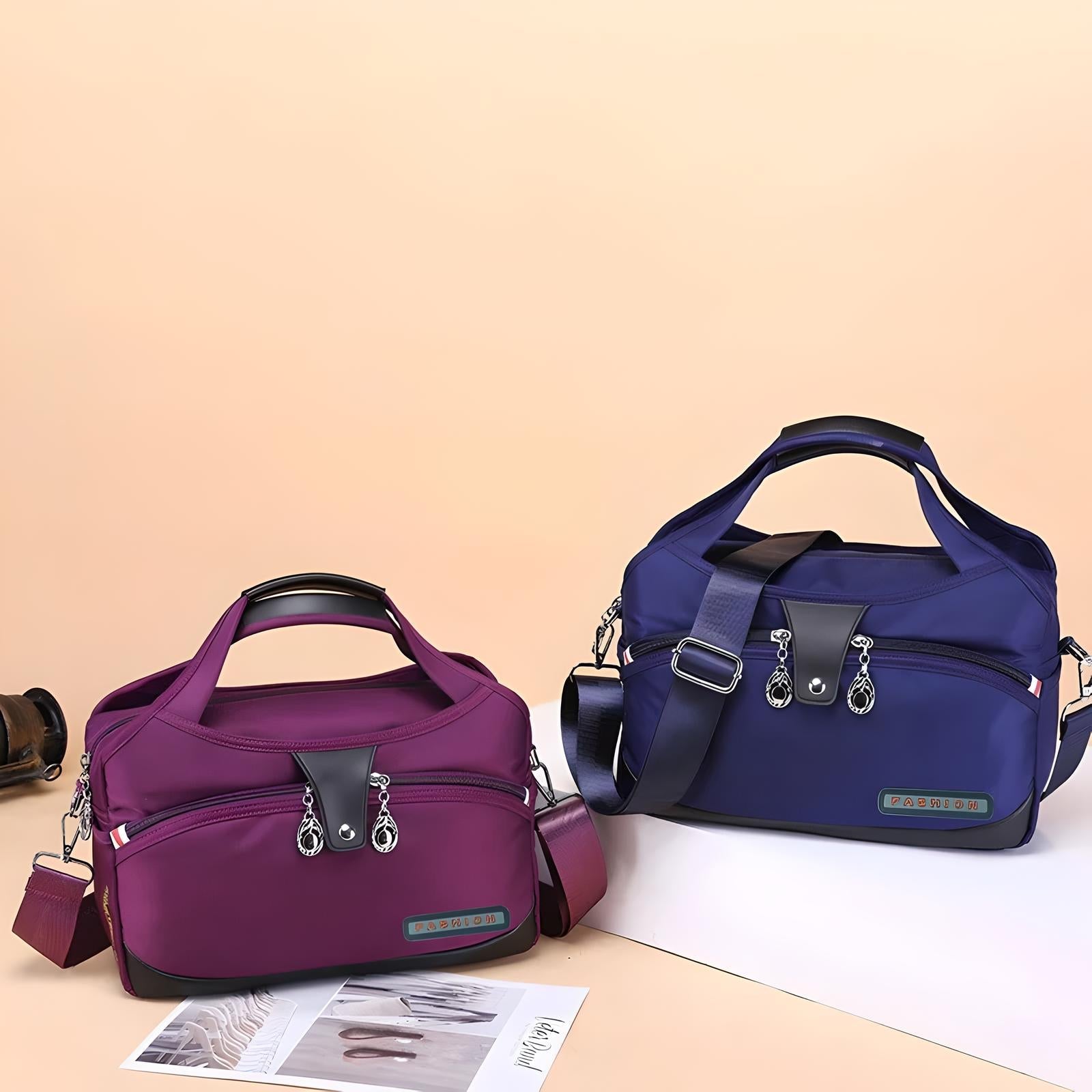 Zwei Reisetaschen aus Nylon, lila und blau, mit Reißverschlüssen und Tragegriffen auf beigem Hintergrund.