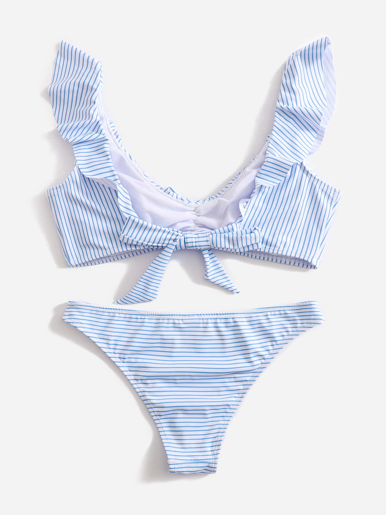 Gestreifter Bikini mit Rüschen, blau-weiß, zweiteilig, modisch, Damen-Bademode, Sommertrend, Strandbekleidung, stilvoll und bequem.