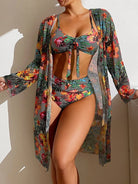 Farbintensiver Bikini mit tropischem Blumenmuster und passendem Kimono. Perfekt für den Sommerurlaub am Strand. Damenmode, Bademode, Strandkleidung.