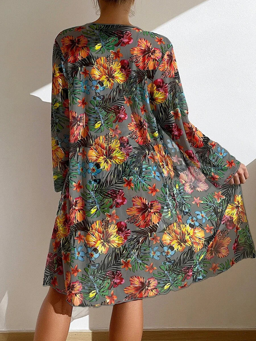 Buntes Sommerkleid mit tropischem Blumenmuster, ideal für Strand und Urlaub. Leichtes Material, lässiger Schnitt, modisch und bequem.