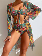 Farbintensiver Bikini mit tropischem Blumenmuster und passendem Kimono. Perfekt für den Sommerurlaub, Strandmode, Damenbademode.