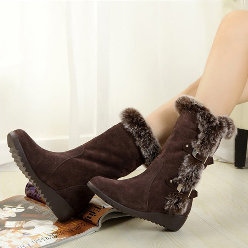 Damen-Winterstiefel aus braunem Wildleder mit Kunstfellbesatz und Schnallen, rutschfeste Sohle, modisch und warm, ideal für kalte Tage.