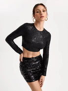 Funkelndes schwarzes Pailletten-Kleid, langärmelig, figurbetont, ideal für Partys und Abendveranstaltungen. Elegante Damenmode, glamourös.