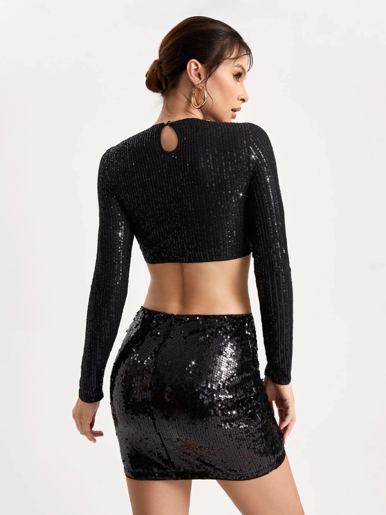 Funkelndes schwarzes Pailletten-Kleid, langärmelig, figurbetont, ideal für Partys und Abendveranstaltungen. Elegantes Design, modisch und glamourös.