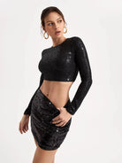 Funkelndes schwarzes Pailletten-Crop-Top und Minirock-Set, ideal für Partys. Elegantes Design, modisch und glamourös. Perfekt für Abendveranstaltungen.