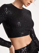 Schwarzes Pailletten-Crop-Top für Damen, langärmelig, glamourös, ideal für Partys und Events, modisch und elegant.