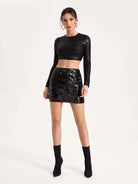 Schwarzes Pailletten-Crop-Top und Minirock-Set, ideal für Partys. Elegantes Design, figurbetont, modisch, glamourös, perfekt für Abendveranstaltungen.