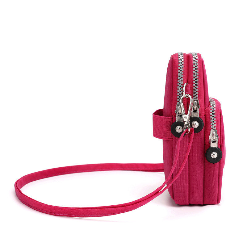 Rosa Umhängetasche mit Doppelreißverschluss, kompakt und stilvoll. Perfekt für Damen, die eine praktische und modische Tasche suchen.