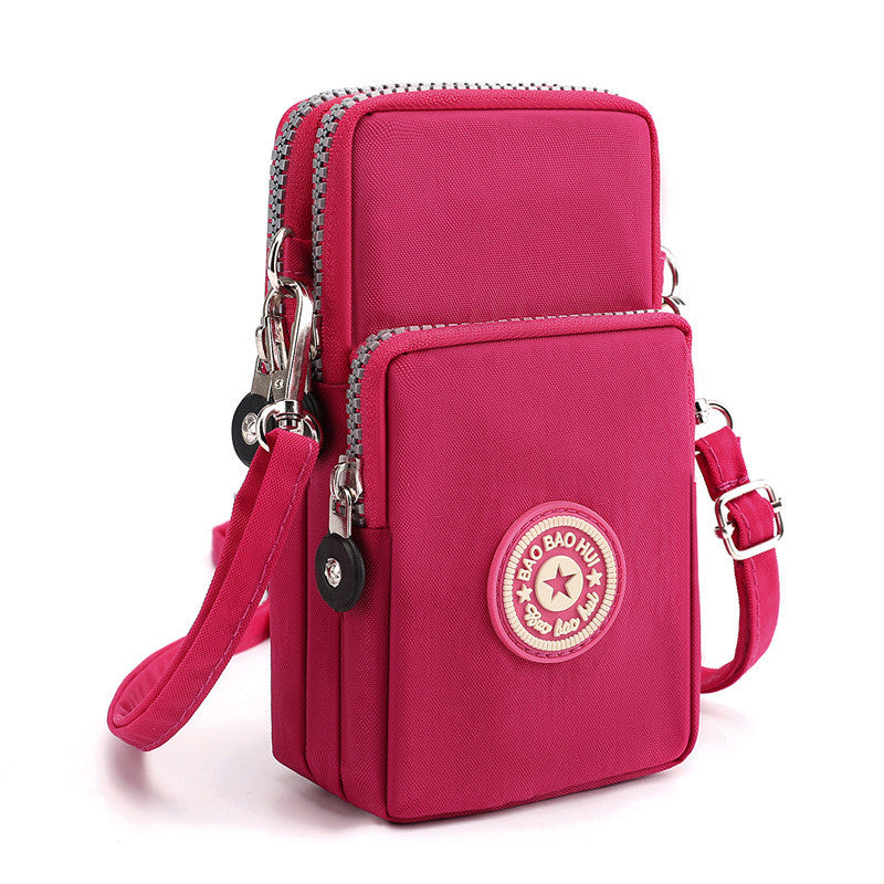 Rosa Umhängetasche mit verstellbarem Gurt, zwei Reißverschlussfächern und stylischem Logo. Perfekt für Damenmode und Accessoires.