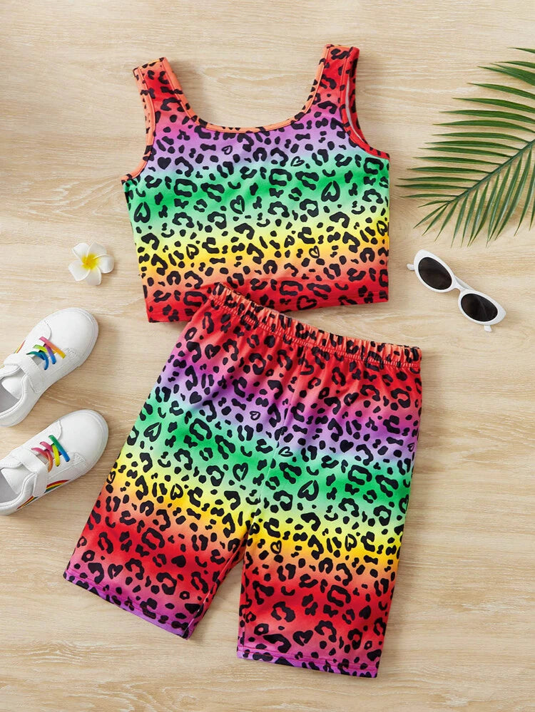 Buntes Leopardenmuster-Set für Kinder, bestehend aus ärmellosem Top und Shorts. Perfekt für Sommermode, farbenfroh und trendig.