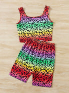 Buntes Kinder-Set mit Leopardenmuster, bestehend aus ärmellosem Top und Shorts. Perfekt für Sommermode, bequem und stilvoll.