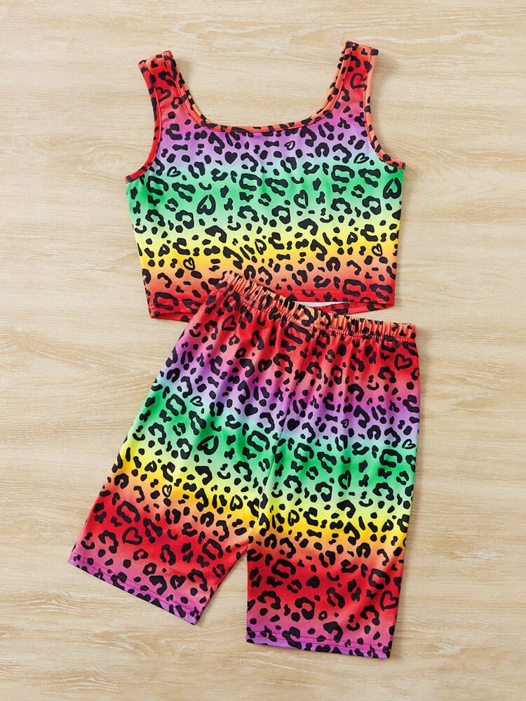 Buntes Kinder-Set mit Leopardenmuster, bestehend aus ärmellosem Top und Shorts. Perfekt für Sommermode, bequem und stilvoll.
