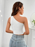 Damenmode: Weißes, schulterfreies Top, kombiniert mit hellblauer Jeans. Perfekt für Sommer-Outfits und trendige Freizeitlooks.