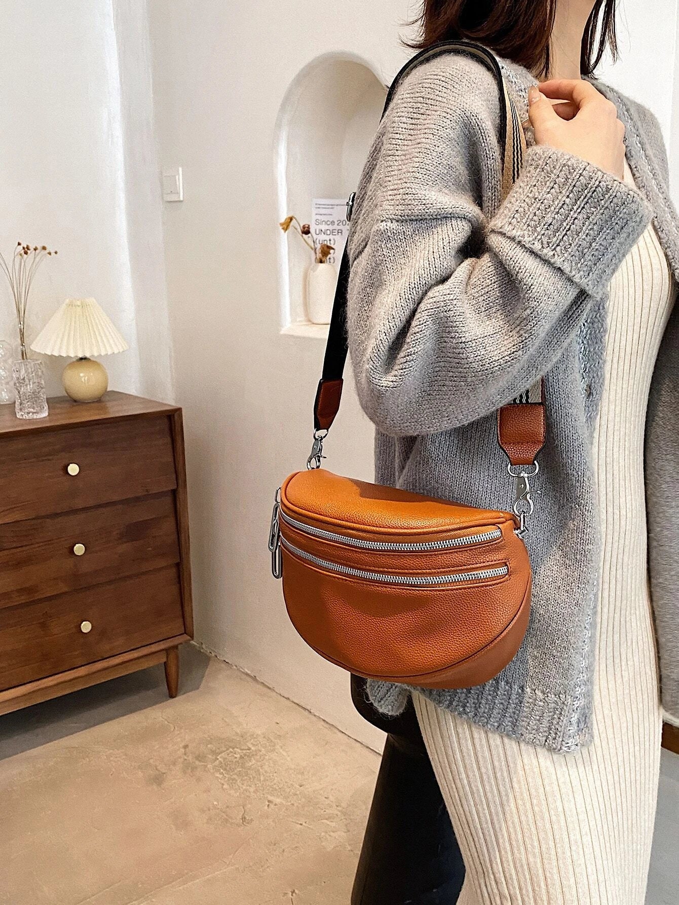 Damenmode: Elegante braune Leder-Umhängetasche, ideal für den Alltag. Stilvoll und praktisch, perfekt für moderne Outfits und Accessoires.