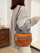 Damenhandtasche aus braunem Leder mit zwei Reißverschlüssen, modisch und elegant, ideal für den Alltag. Perfekt für stilvolle Outfits.