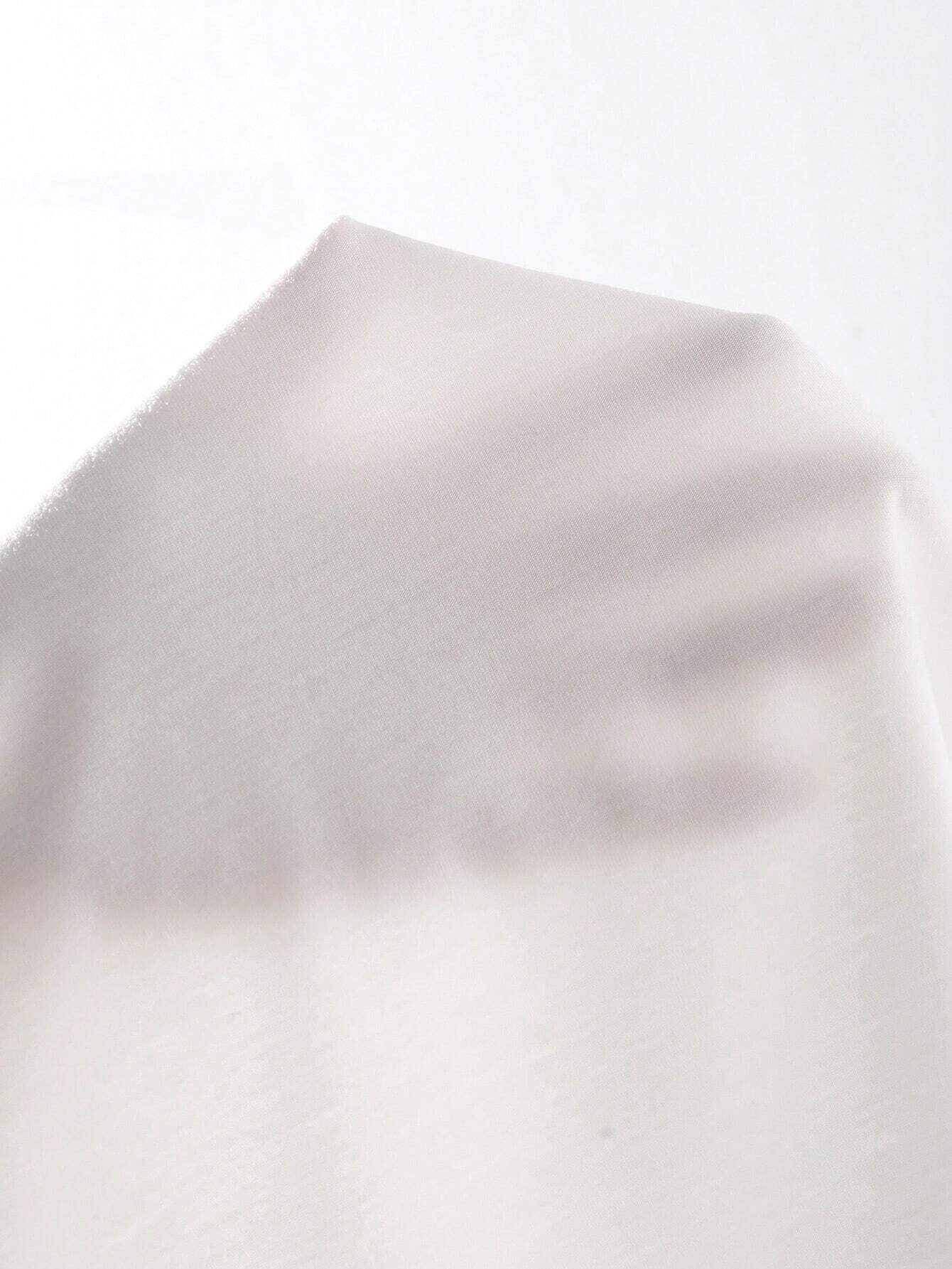 Weißer Baumwollstoff, leicht transparent, ideal für Bekleidung und Heimtextilien. Hochwertiges Material, vielseitig einsetzbar, pflegeleicht.
