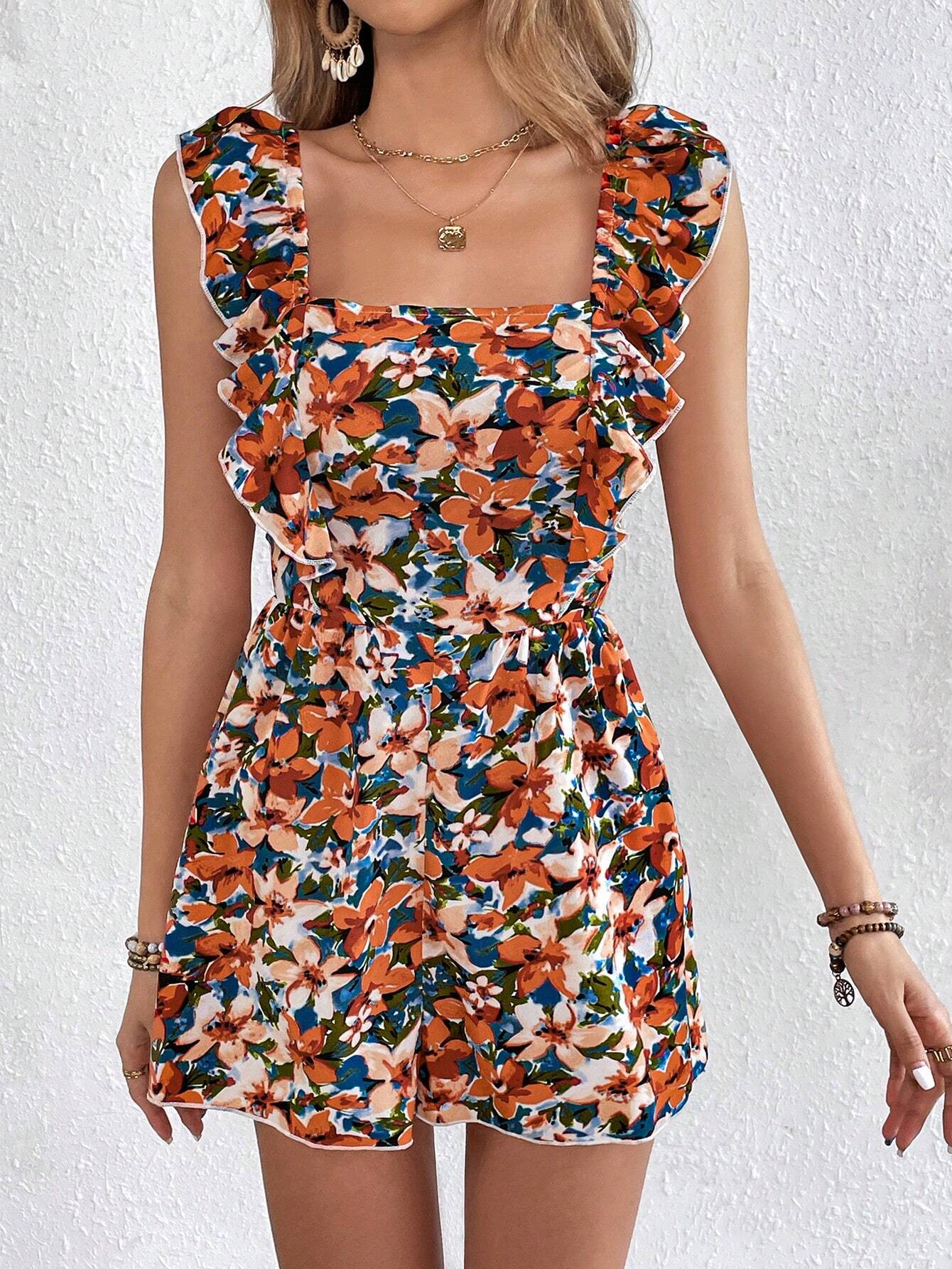 Frau in geblümtem Sommerkleid mit Rüschen, orange-blaues Muster, ärmellos, modisch, elegant.