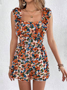 Frau in geblümtem Sommerkleid mit Rüschen, orange-blaues Muster, ärmellos, modisch, elegant.