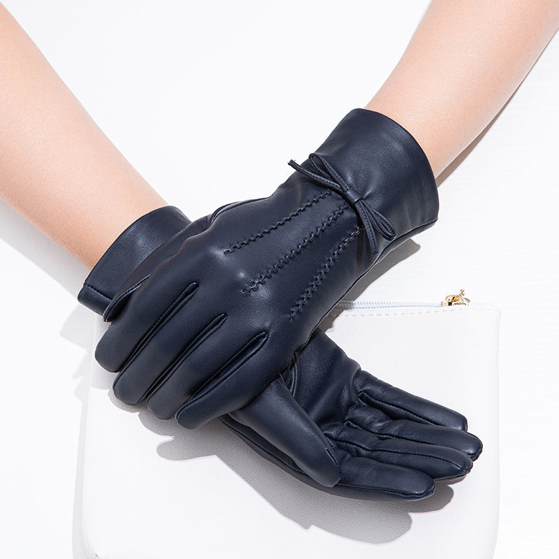 Schwarze Lederhandschuhe Damen, elegant, modisch, hochwertig, Accessoire, auf weißem Hintergrund.