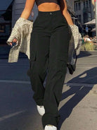 Trendige Damenmode: Schwarze Cargohose kombiniert mit Crop-Top und kariertem Hemd. Perfekt für urbanen Streetstyle und lässige Outfits.