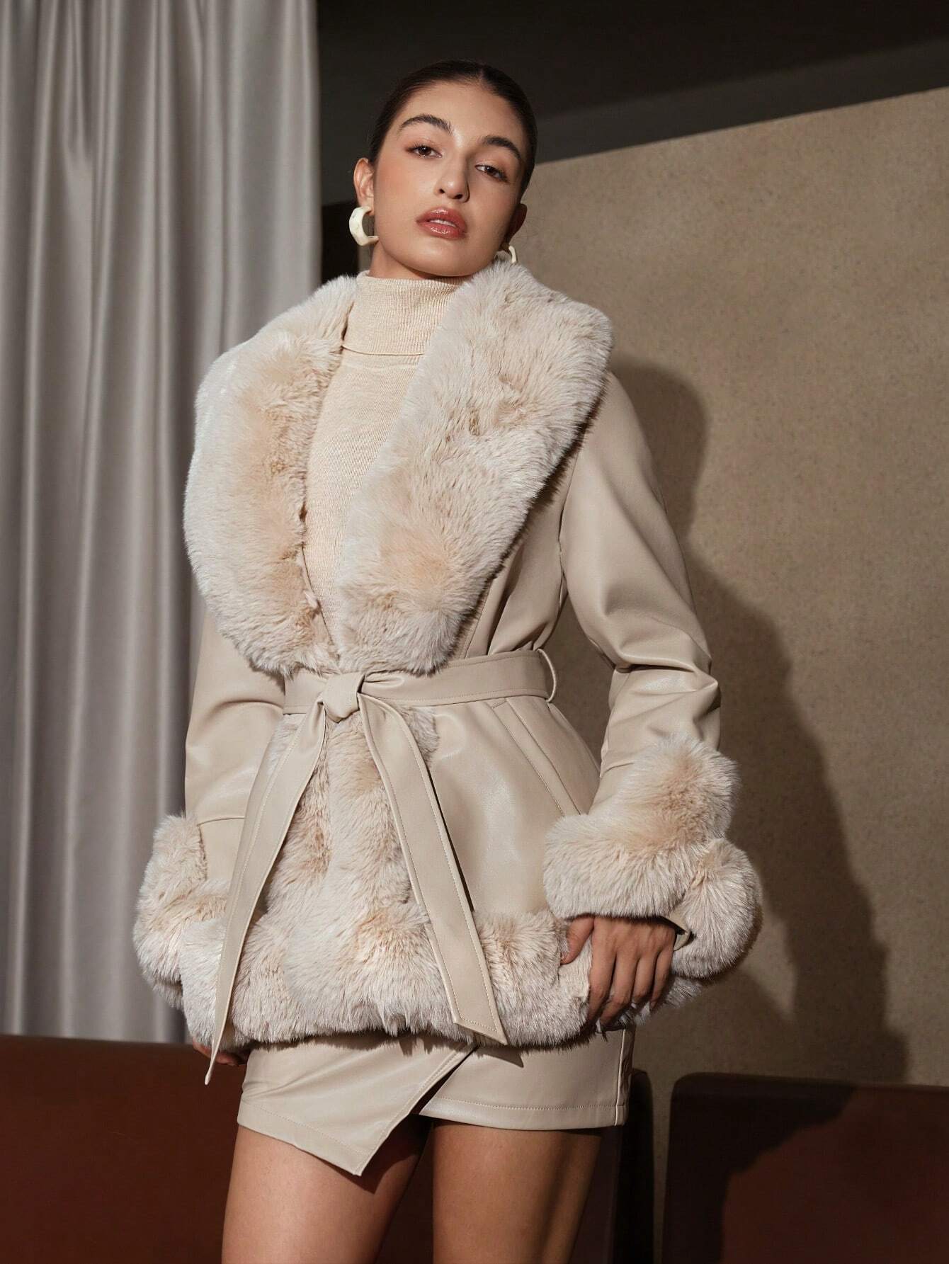 Eleganter Damenmantel mit Kunstfellkragen, beige, modisch, warm, ideal für Herbst und Winter, stilvoller Look, hochwertige Materialien.