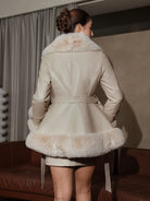 Eleganter Damenmantel aus beigem Leder mit Kunstpelzbesatz, tailliertem Schnitt und Gürtel. Perfekt für stilvolle Wintermode.
