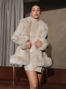 Eleganter Damenmantel mit Kunstpelz, beige, modisch und warm. Perfekt für Herbst/Winter. Ideal für stilvolle Outfits und trendbewusste Frauen.