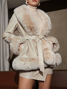 Eleganter Damenmantel aus Kunstleder mit Kunstfellbesatz, beige, modisch, warm, ideal für Herbst und Winter, stilvoller Look, hochwertig.