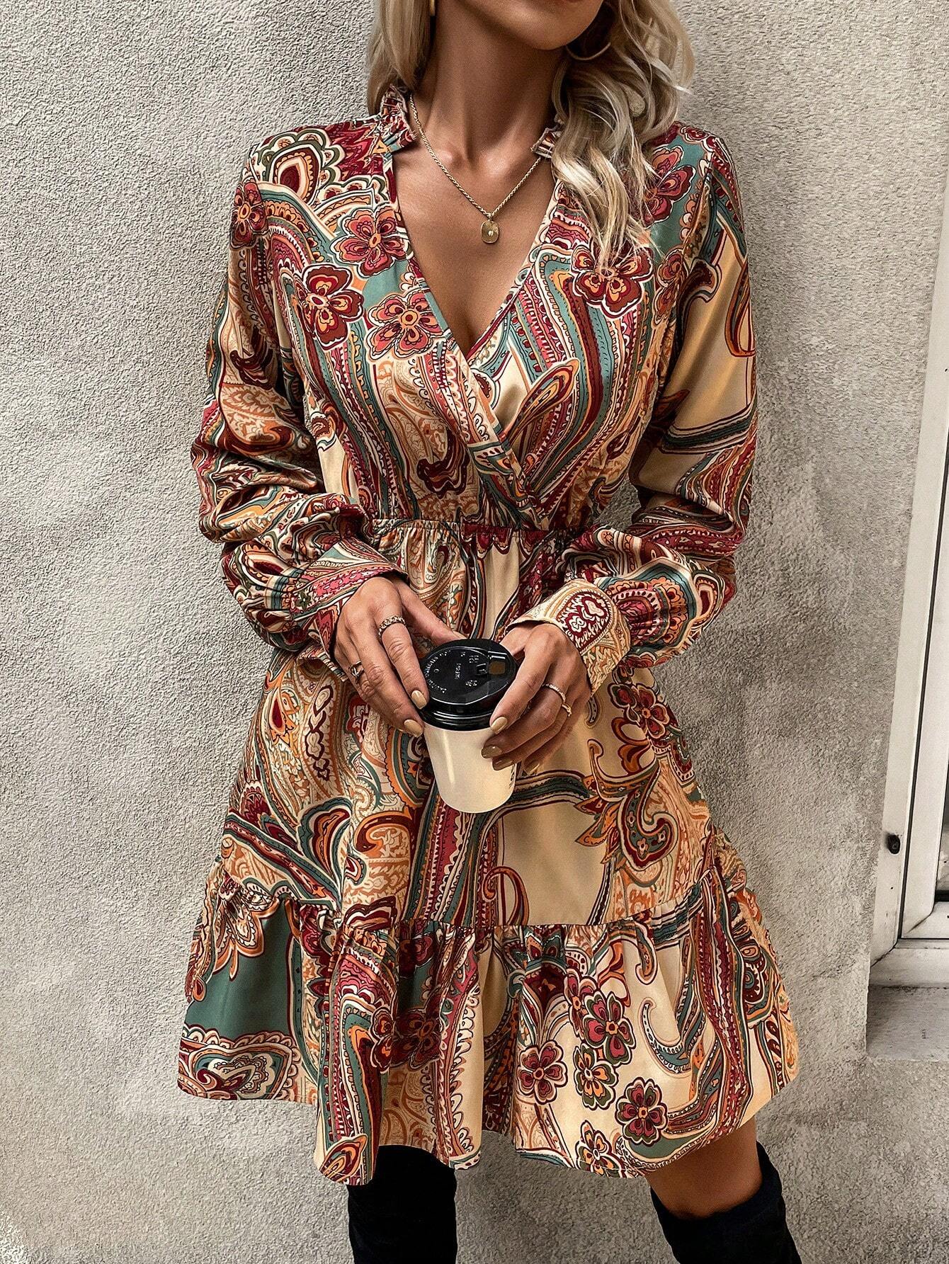 Feminines Boho-Kleid mit Paisley-Muster, V-Ausschnitt und langen Ärmeln. Perfekt für Herbstmode, stilvoll und bequem. Ideal für Freizeitlooks.