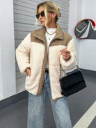 Damenmode: Stylische Teddyjacke in Beige, kombiniert mit schwarzer Umhängetasche und blauer Jeans. Perfekt für trendige Herbst-Looks.