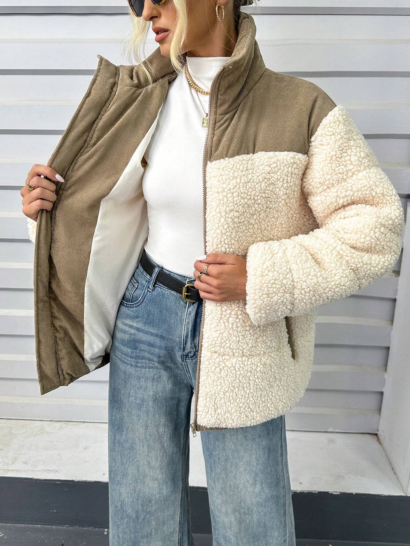 Damen Teddyjacke, beige und khaki, mit Reißverschluss, kombiniert mit weißem Rollkragenpullover und blauer Jeans. Trendige Wintermode.