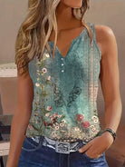 Frau in ärmellosem, floralem, blauem Top mit Jeans, modisch, lässig, Sommerkleidung.