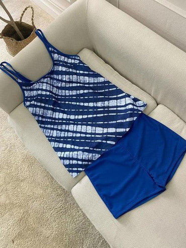 Damen-Top und Shorts Set in Blau mit Batikmuster, bequem und modisch, ideal für Freizeit und Sport. Hochwertige Sommerbekleidung.