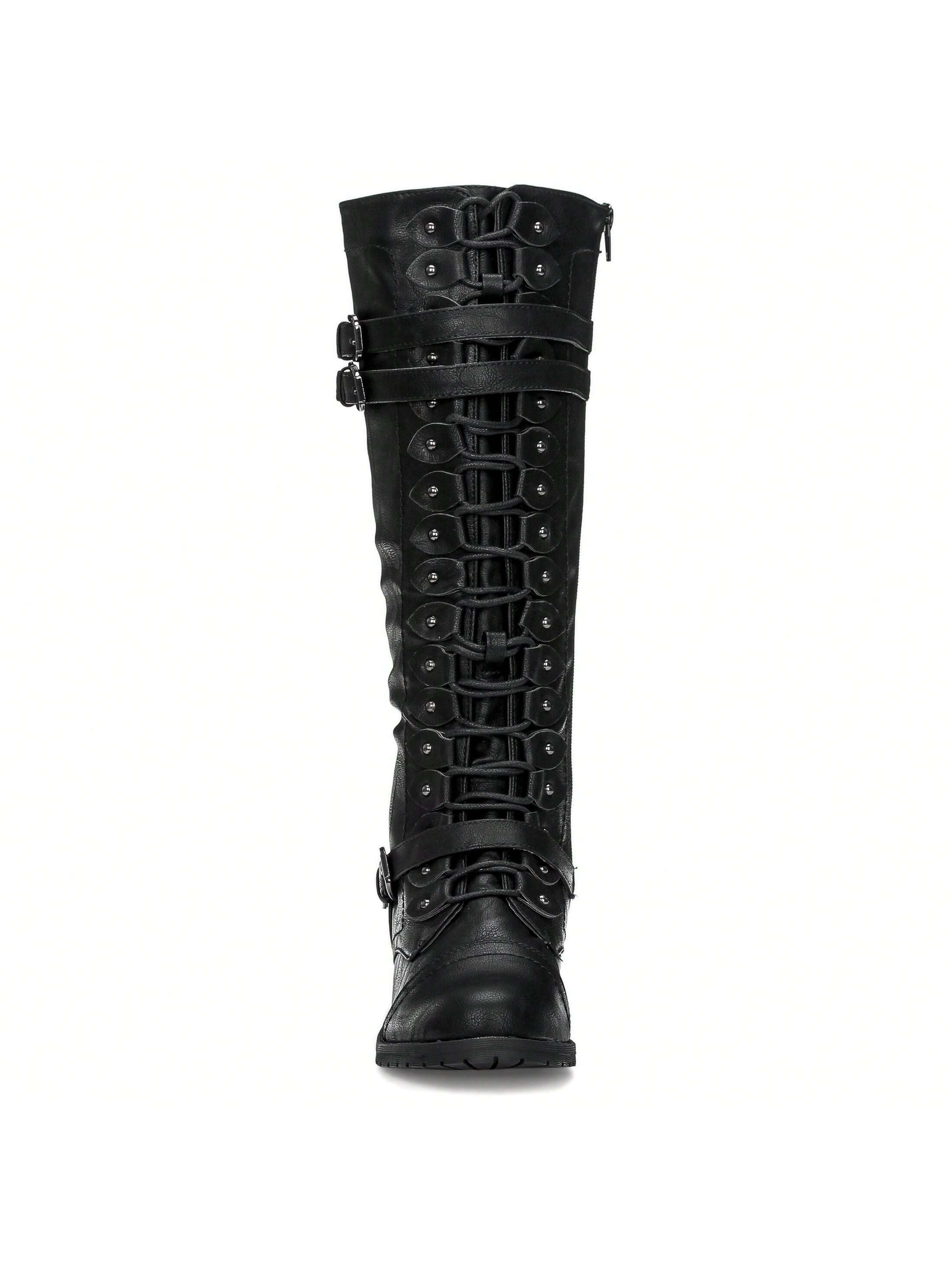 Schwarzer, kniehoher Stiefel mit Schnürung und Schnallen, ideal für Gothic- und Punk-Mode. Robustes Design, perfekt für stilvolle Outfits.