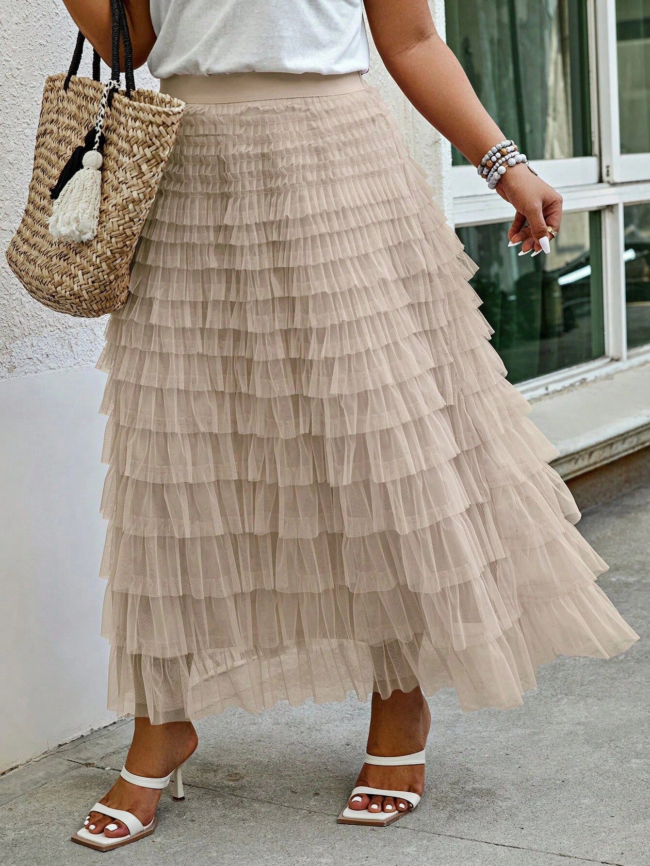 Damen Tüllrock beige, mehrlagig, elegant, Sommermode, kombiniert mit Strohtasche und Sandalen.